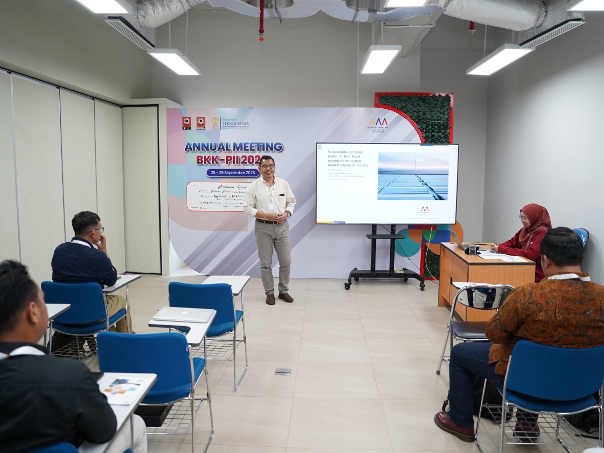 Menyampaikan gagasan pada AM BKK PII 2025 untuk memanfaatkan sumber lokal berkelanjutan untuk elektroda penyimpan energi&nbsp;elektrokimia
