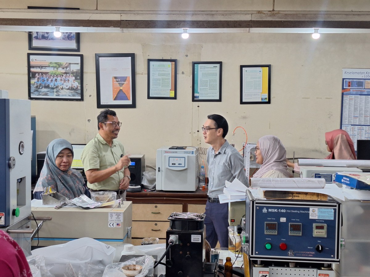 Guest Lecturer dari UTM Malaysia Kagum dengan Fasilitas dan Riset di Lab Elektrokimia dan Korosi&nbsp;ITS
